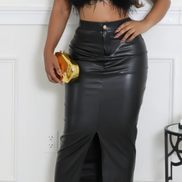 Colección Feather Luxe: Conjunto de falda midi de piel vegana con plumas