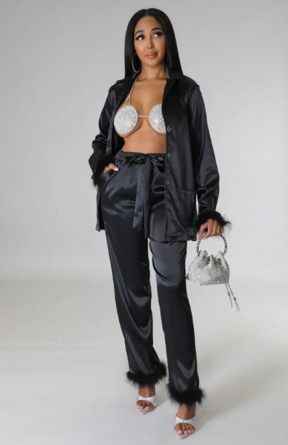 Colección Feather Luxe: Conjunto de pantalón de satén con plumas