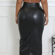 Colección Feather Luxe: Conjunto de falda midi de piel vegana con plumas