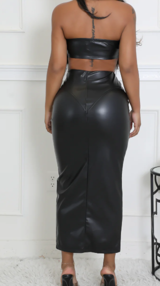 Colección Feather Luxe: Conjunto de falda midi de piel vegana con plumas