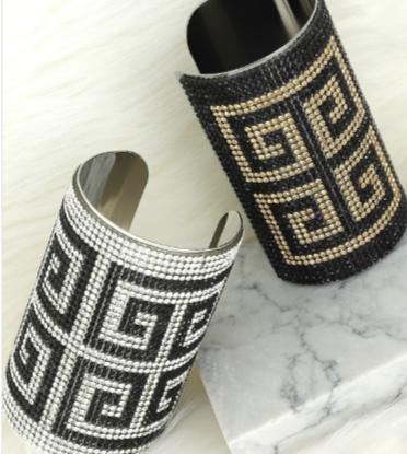 Colección "Geometric Luxe": Brazalete con estampado geométrico y adornos de diamantes de imitación (¡el favorito de B'Luxe Clothing Boutique!)