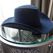 Chapeau de cowboy en denim orné de strass