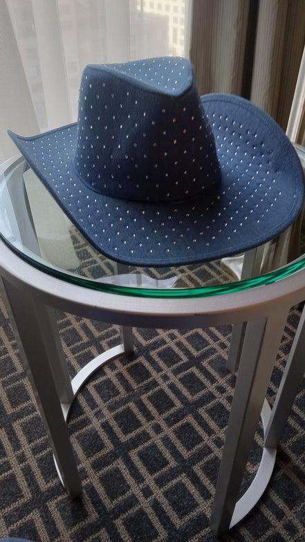 Chapeau de cowboy en denim orné de strass