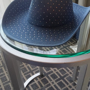Chapeau de cowboy en denim orné de strass