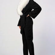 Combinaison ceinturée à col en fausse fourrure et manches cloche