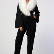 Combinaison ceinturée à col en fausse fourrure et manches cloche