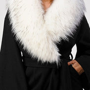 Combinaison ceinturée à col en fausse fourrure et manches cloche