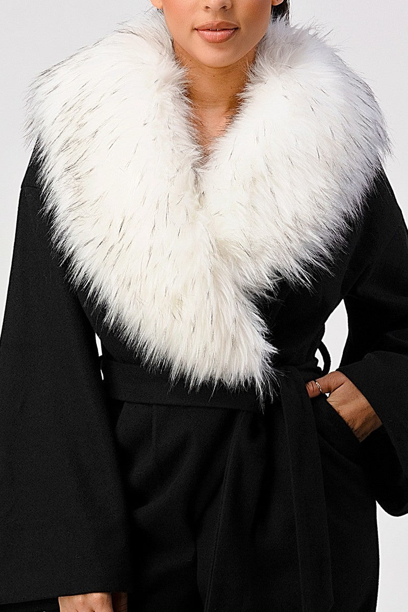 Combinaison ceinturée à col en fausse fourrure et manches cloche