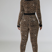 Mono metálico con botones dorados