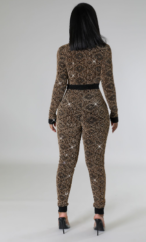 Mono metálico con botones dorados