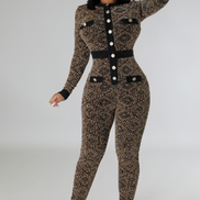 Mono metálico con botones dorados