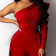 Collection « Red Haute Luxe » - Combinaison asymétrique à traîne longue