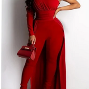 Collection « Red Haute Luxe » - Combinaison asymétrique à traîne longue