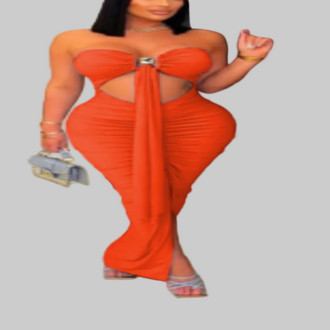 "Un día al sol": Vestido largo sin tirantes, con aberturas y lazos delanteros, adornado con joyas grandes