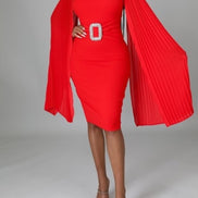 Collection « Red Haute Luxe » - Robe midi à manches cape et ceinture en strass