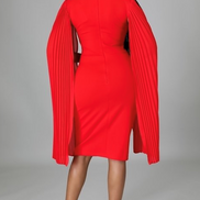 Collection « Red Haute Luxe » - Robe midi à manches cape et ceinture en strass