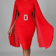 Collection « Red Haute Luxe » - Robe midi à manches cape et ceinture en strass