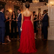Vestido largo de tul con corsé sin tirantes y cascada hasta el suelo