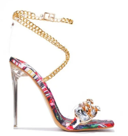 Tacones adornados con eslabones de cadena