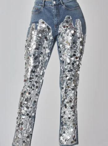 "Esos jeans": jeans plateados con lentejuelas grandes (¡favoritos de la boutique de ropa B'Luxe!)