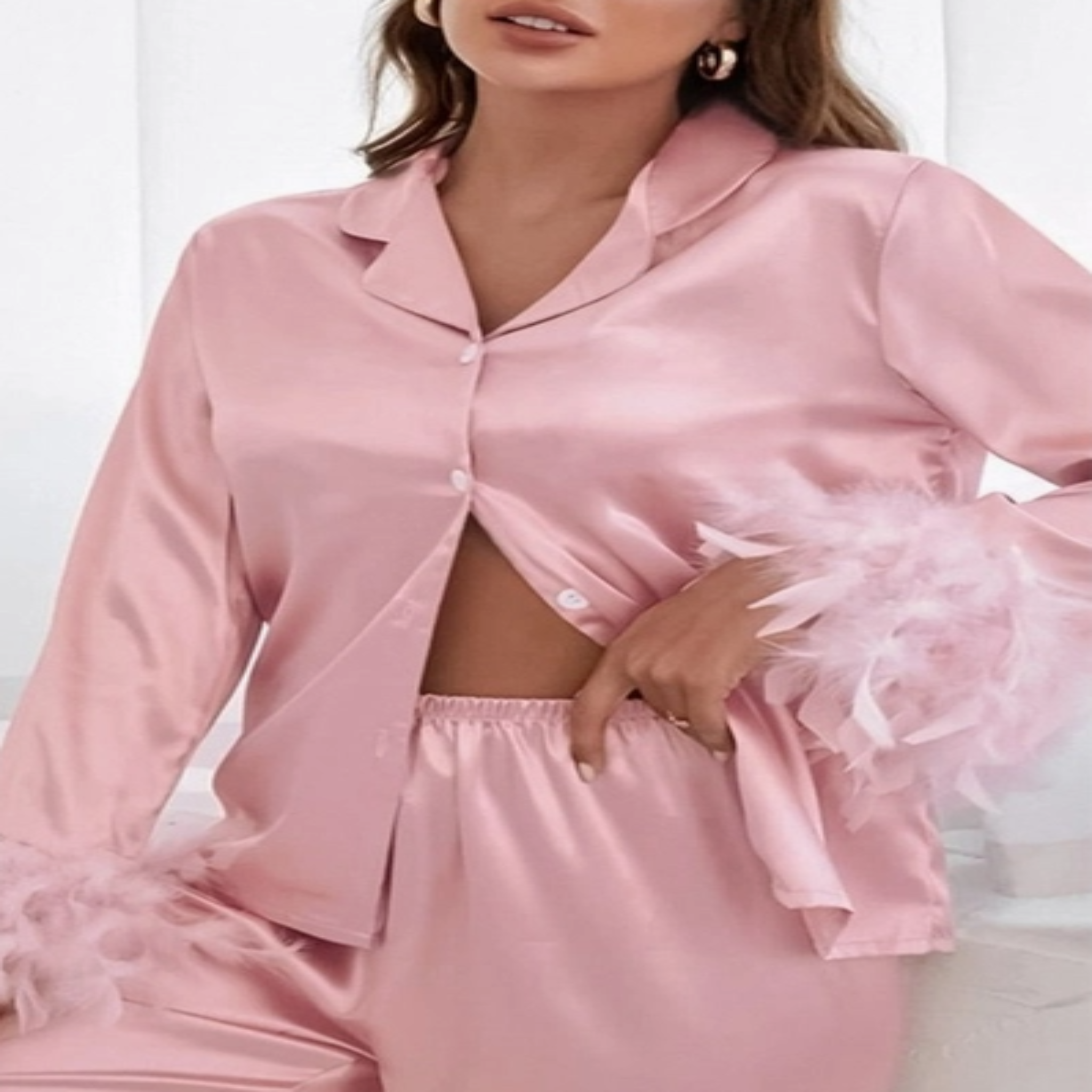 Colección Feather Luxe: pijama de satén con ribete de plumas