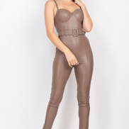 Combinaison moulante ceinturée en similicuir végan
