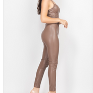 Combinaison moulante ceinturée en similicuir végan