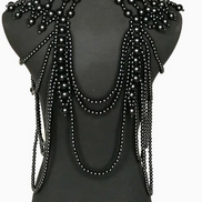 Cadena para el cuerpo adornada con perlas (¡favorita de B'Luxe Clothing Boutique!)