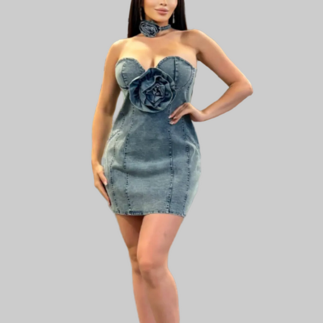 "In Bloom": minivestido vaquero sin tirantes con adornos florales